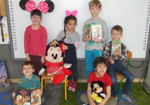 Dzieci prezentują swoje zbiory Myszki Mickey i Kaczora Donalda.