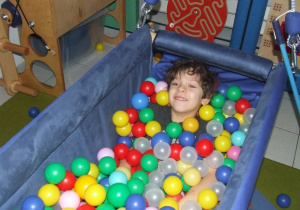 Chłopiec w basenie z piłkami.