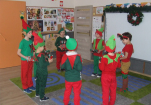 Chłopcy wykonują taniec elfów.