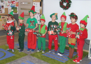 Chłopcy wykonują taniec elfów.