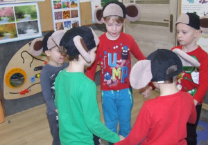 Dzieci wykonują taniec myszy.