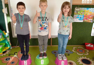 Dzieci prezentują medale.