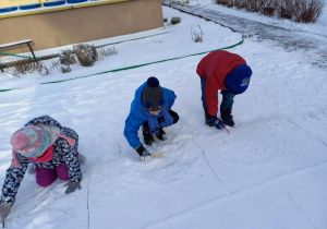 Dzieci rysują na śniegu