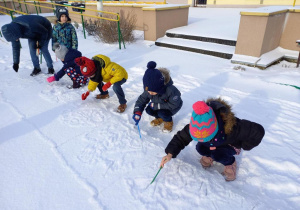 Dzieci rysują na śniegu