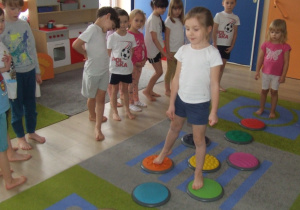 Dzieci pokonują ścieżkę sensoryczną.