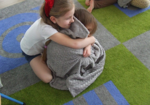 Dzieci przytulają się w parach.