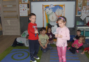 Dzieci odtwarzają role postaci z bajki.