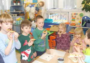 Dzieci degustują własnoręcznie przygotowany przysmak.