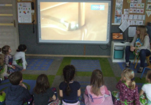 Dzieci oglądają film o produkcji czekolady.