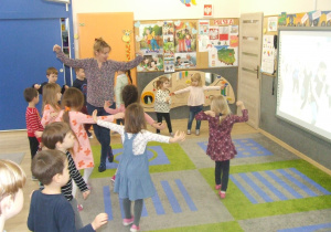 Dzieci tańczą sambę.