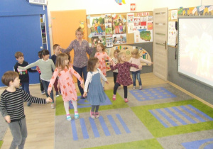Dzieci tańczą sambę.