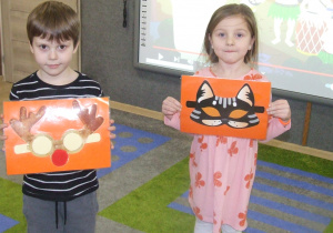 Dzieci prezentują obrazki z maskami.