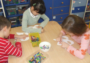 Dzieci ozdabiają szablony masek.