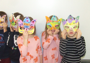 Dzieci prezentują wykonane przez siebie maski.