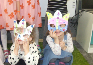 Dzieci prezentują wykonane przez siebie maski.