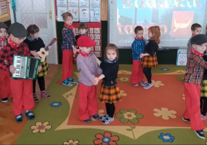 Dzieci tańczą tango bałuckie.