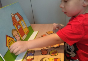 Chłopiec układa obrazek według wzoru.