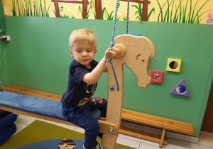 Chłopiec utrzymuje równowagę na koniu.