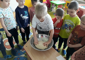 Dzieci wyrabiają ciasto na rogaliki.
