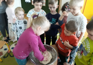 Dzieci wyrabiają ciasto na rogaliki.