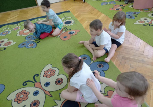 Dzieci ćwiczą w parach.