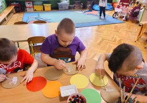 Dzieci tworzą instrumenty muzyczne.