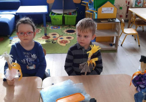 Dzieci pokazują wykonane kukiełki.