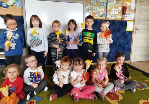 Dzieci prezentują wykonane kukiełki.