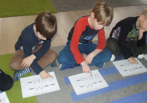 Dzieci kreślą znaki w rytm muzyki.
