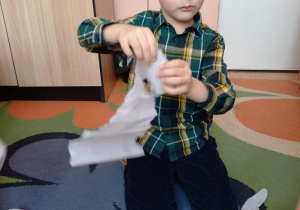 Chłopiec drze papier