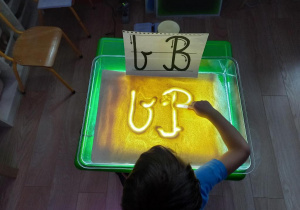Dziecko pisze na panelu świetlnym