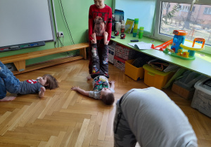 Dzieci wykonują ćwiczenia.