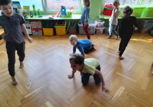 Dzieci wykonują ćwiczenia.