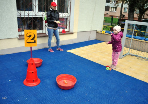 Dzieci pokonują tor przeszkód.