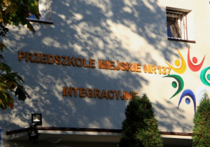 Elewacja budynku przedszkola z logo i nazwą przedszkola - Przedszkole Miejskie 137 - Integracyjne