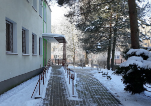 Wejście do przedszkola w scenerii zimowej.